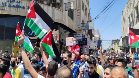 تجمع لعدد من المواطنيين استعدادا للإنطلاق إلى الحدود الأردنية الفلسطينية نصرة للشعب الفلسطيني