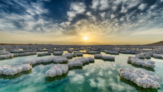 العثور على معدن غامض قرب البحر الميت