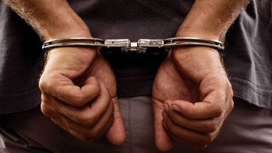 توقيف فارض أتاوات في العقبةمحافظ العقبة يوقف أحد أخطر فارضي الأتاوات في المدينة