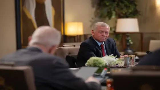 الملك يلتقي رؤساء وزراء ومسؤولين سابقين لبحث التطورات الإقليمية