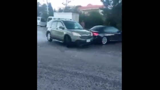شاهدوا : انزلاق سيارات واصطدامها ببعضها البعض بسبب الجليد في لبنان
