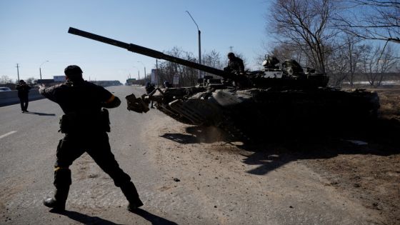 دبابات روسية عند مداخل كييف والاتحاد الأوروبي يتهيأ لاستقبال ملايين اللاجئين