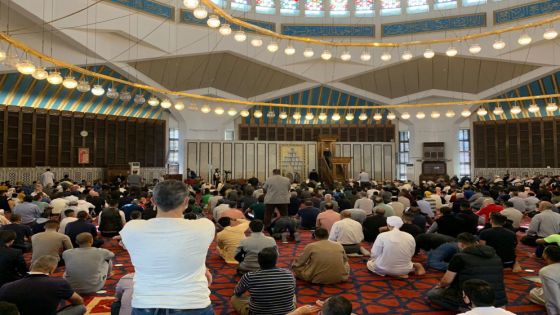 إلغاء التَّباعد في المساجد ودور العبادة