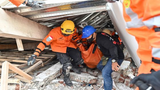 مقتل 252 بينهم أطفال انهارت مدارسهم جراء زلزال إندونيسيا