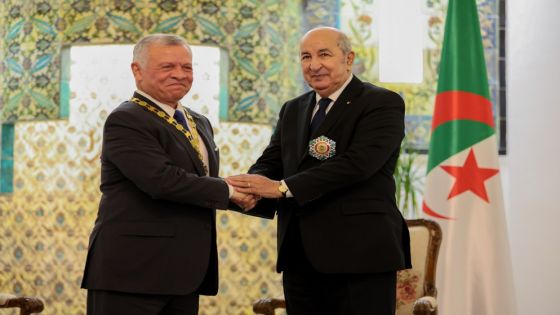 الملك والرئيس الجزائري يتبادلان وسامين رفيعين