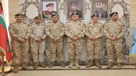 رئيس هيئة الأركان يُكرم عددا من الضباط بهدايا ملكية