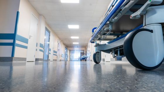 مريض يمشي في اليوم التالي.. إنجاز طبي بعملية نوعية معقدة في مستشفيات البشير