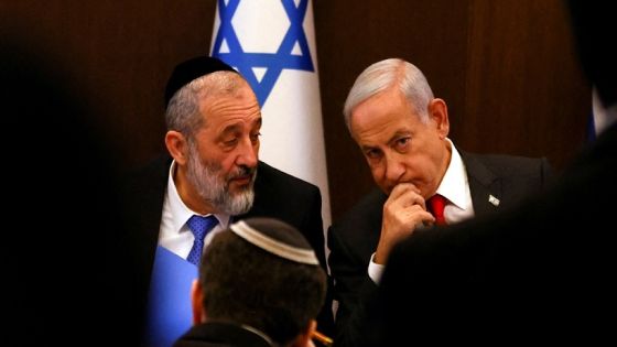 FILE PHOTO: Israeli Prime Minister Benjamin Netanyahu speaks with Interior and Health Minister Aryeh Deri at a weekly cabinet meeting at the Prime Minister's office in Jerusalem, January 8, 2023. REUTERS/Ronen Zvulun/Pool/File Photo