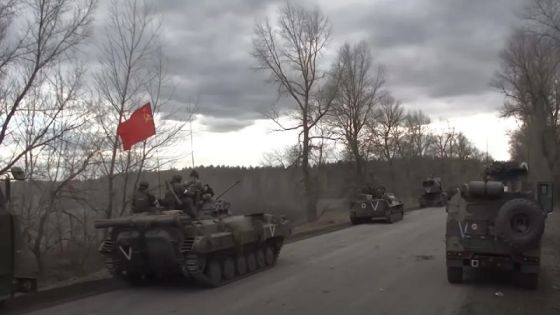 ما دلالة رفع علم الاتحاد السوفيتي فوق إحدى دبابات الجيش الروسي