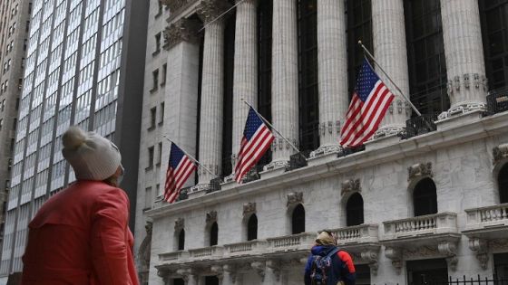 People look at the New York Stock Exchange at Wall Street on February 24, 2022 in New York. - Wall Street stocks opened sharply lower Thursday, joining a global equity sell-off after Russia's invasion of Ukraine lifted energy prices and prompted debate on further sanctions. (Photo by ANGELA WEISS / AFP)