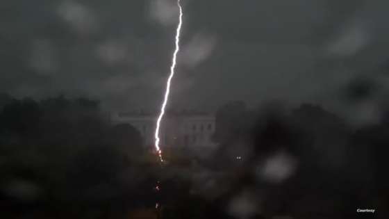 البرق يقتل شخصين قرب البيت الأبيض.. وفيديو يوثق لحظة الرعب