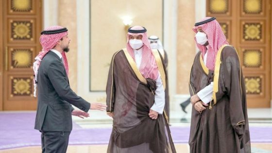 الأمير محمد بن سلمان يهنئ ولي العهد بمناسبة خطوبته