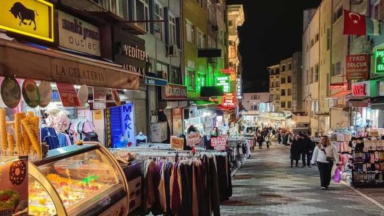 شارع مطاعم في إسطنبول يخلو من روّاده بعد وفاة عائلة بـ تسمم مشبوه