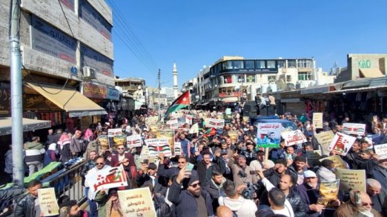 مسيرةٌ كبرى في الحسيني تهتف: لا للتهجير لا للوطن البديل نعم للمقاومة