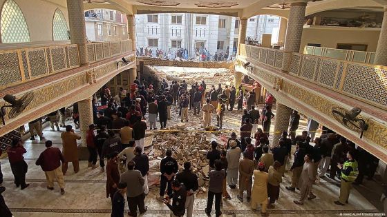 12 قتيلا وأكثر من 80 جريحا في انفجار مسجد في الباكستان