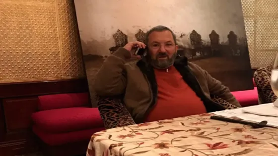 تحت ضغط الانتقادات.. إيهود باراك يعترف بعلاقته مع إبستين ويعبر عن الندم