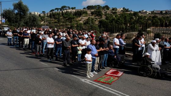 قيود الاحتلال مستمرة .. الأقصى شبه فارغ والمقدسيون يصلّون بالشوارع