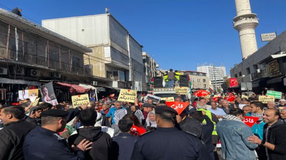 حشود أردنية غاضبة تهتف نصرة لغزة وتدين شراكة أمريكا في المجازر