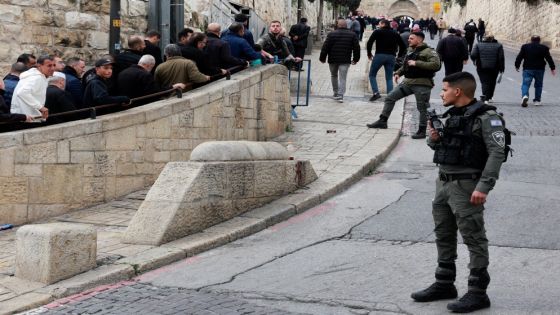 الاحتلال يمنع الفلسطينيين من الوصول إلى المسجد الأقصى