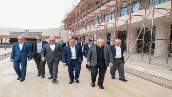رئيس الوزراء يتفقد مشروع إعادة تحديث فندق كراون بلازا البترا