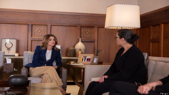 الملكة رانيا تستمع لشرح حول أوضاع الأطفال في غزة