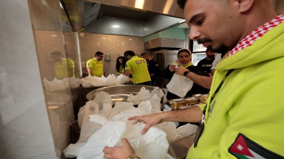 توزيع ألف وجبة طعام مجانا يوميا بوسط البلد