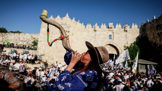 مسيرة الأعلام تقتحم باب العامود.. المستوطنون يرقصون في شوارع القدس ويعتدون على الفلسطينيين