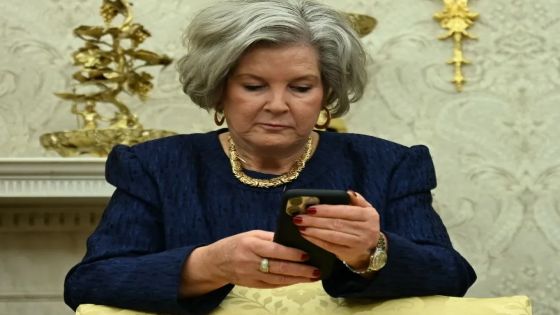 قرصنة هاتف كبيرة موظفي البيت الأبيض و انتحال شخصيتها