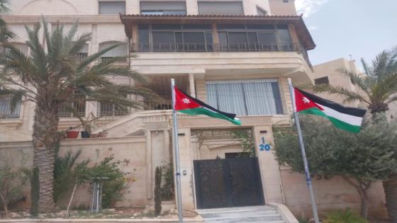 المومني يغرس ساريتي علم أمام منزله في الزرقاء