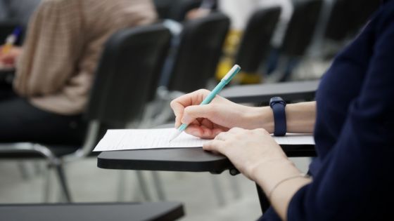 حذف مواضيع من مادة اللغة الإنجليزية للصف الحادي عشر