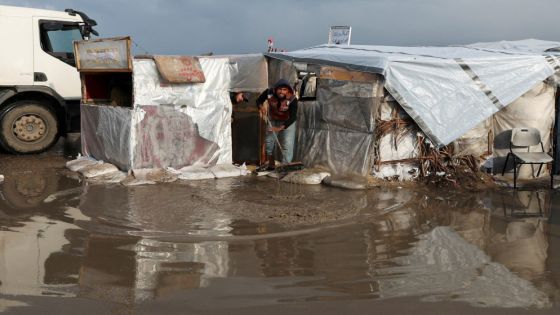 أونروا : آلاف الخيام على شاطئ بحر غزة غمرتها المياه وباتوا الآن في العراء