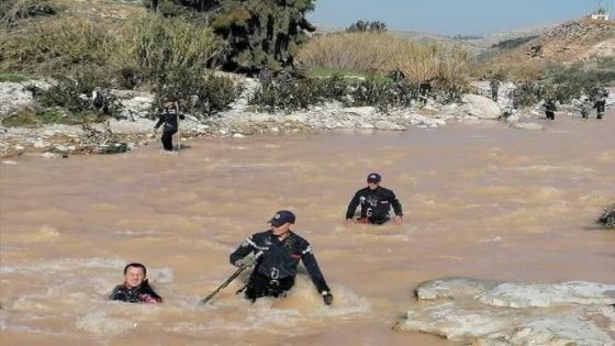 العثور على جثتي طفلين ألقاهما والدهما في سيل الزرقاء