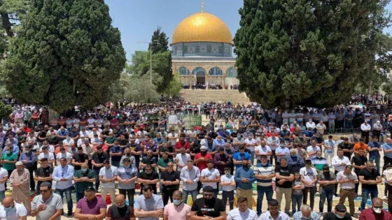 عشرات الآلاف يؤدون صلاة الجمعة في المسجد الأقصى