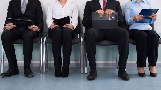 فوضى سوق العمل… من يضبط الانفلات؟ تساؤلات شعبية تضع الحكومة في قفص المساءلة