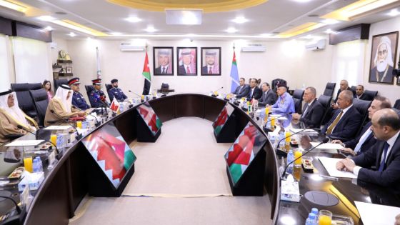وزير داخلية البحرين يؤكد وقوف بلاده إلى جانب الأردن في جميع الظروف