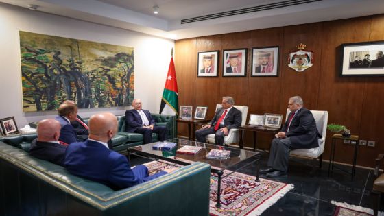 حسان يتسلم نسخة من التقرير السنوي لهيئة النزاهة ومكافحة الفساد لسنة 2024