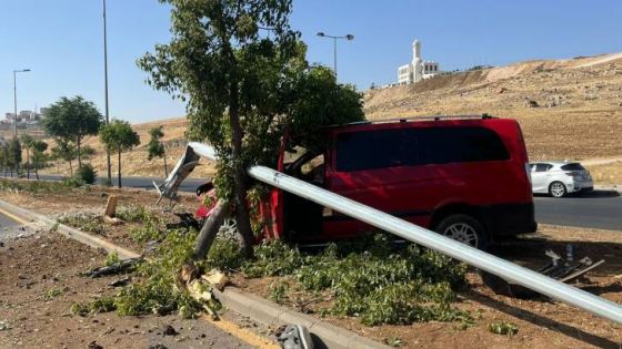 اصطدام مركبة بعمود إنارة وشجرة في عمان