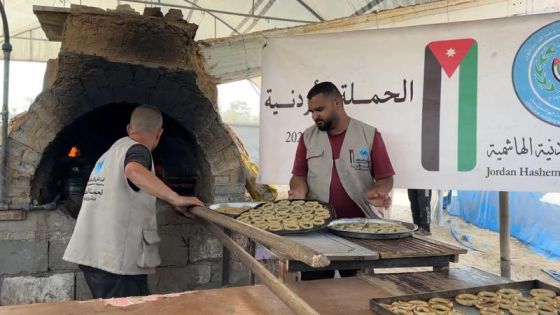 الحملة الأردنية توزع الخبز في مواصي خان يونس بالشراكة مع الهيئة الخيرية الهاشمية