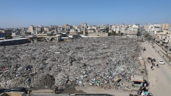 نفايات متراكمة في شوارع غزة .. قنبلة موقوتة تهدد السكان