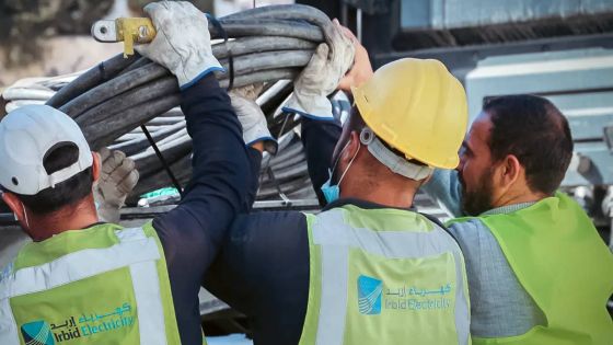 كهرباء اربد: ليس مجرد عمود … بل مسؤولية تُحمل على أكتاف كوادرنا لخدمة المشتركين