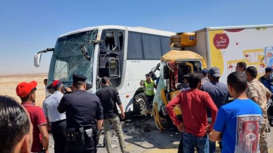 وفاتان و7 إصابات بتصادم مركبة وحافلة على الطريق الصحراوي
