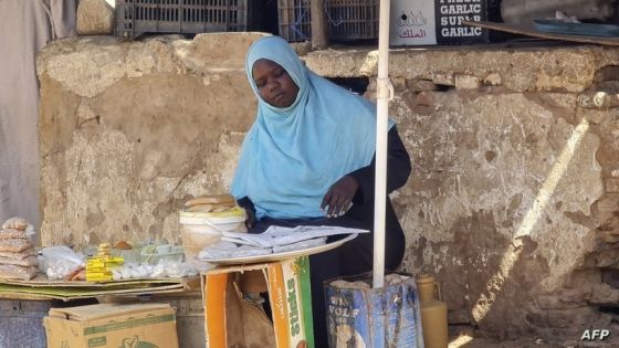 (FILES) A woman sells foodstuffs at a stall on a market street in southern Khartoum on May 21, 2023, amid ongoing fighting between two rival generals. Out of work as fighting rages between the forces of rival generals, many Sudanese have been forced to find creative ways to support themselves and their families. (Photo by AFP)