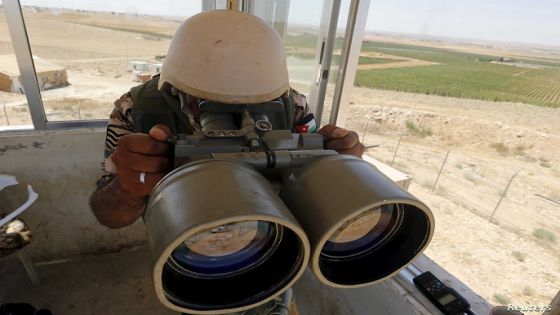 A soldier uses a pair of binoculars at a watchtower at the Jordanian-Syrian border, near Mafraq, August 16, 2015. Commander of the Jordanian Border Guard, Brigadier General Saber Mahayrah, said on Sunday that there was no sign of Nusra Front or Islamist State fighters on the border between Jordan and Syria. REUTERS/Muhammad Hamed