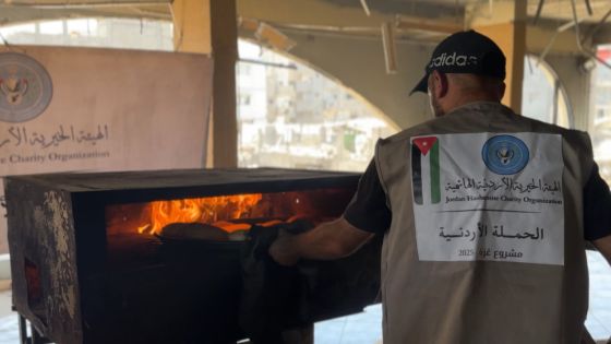 الحملة الأردنية والهيئة الخيرية الأردنية توزعان الكعك شمال غزة