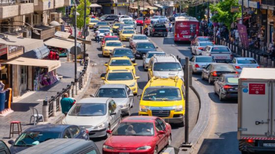 ارتفاع عدد المركبات في الأردن يزيد الازدحامات المرورية