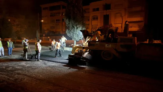 أمانة عمّان تباشر تعبيد شارعي النوري الحديد ووصفي التل باتجاه خلدا