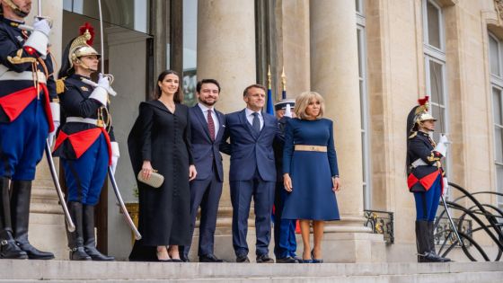 ولي العهد والرئيس الفرنسي يبحثان سبل تعزيز التعاون بين البلدين