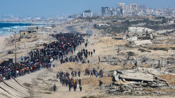 بدء عودة آلاف النازحين إلى وسط وشمال غزة بعد وقف إطلاق النار