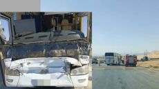 21 إصابة بحادث تصادم بين حافلة وشاحنة على الطريق الصحراوي