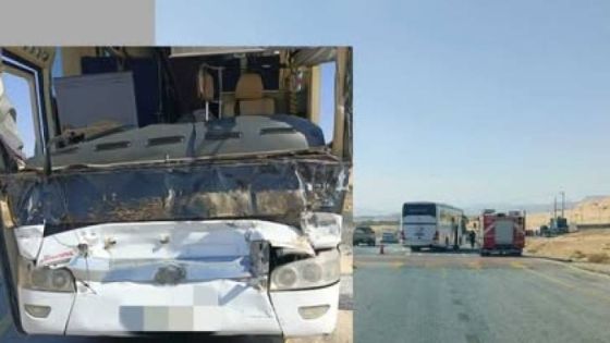 21 إصابة بحادث تصادم بين حافلة وشاحنة على الطريق الصحراوي
